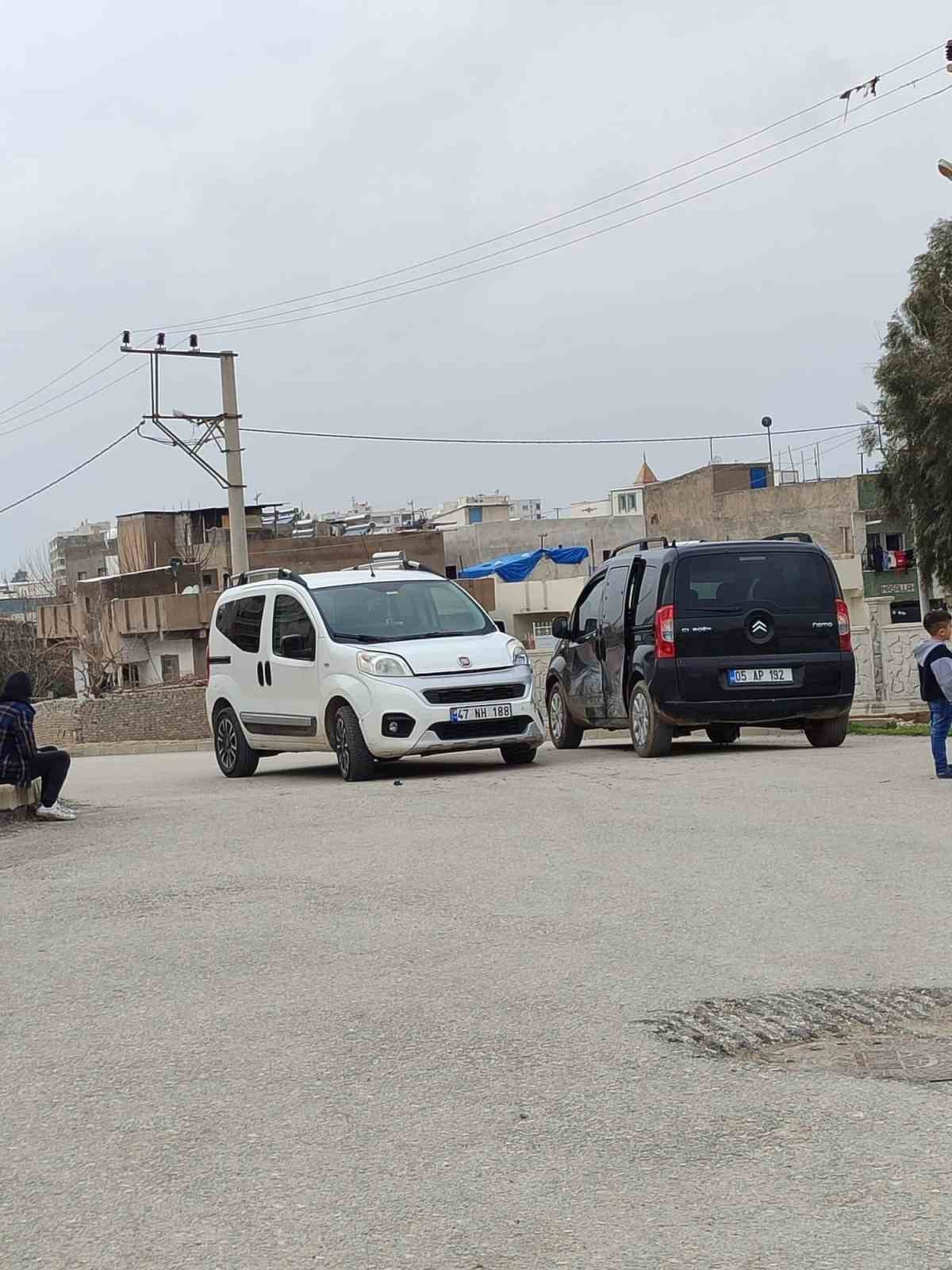 Mardin’de iki hafif ticari araç çarpıştı