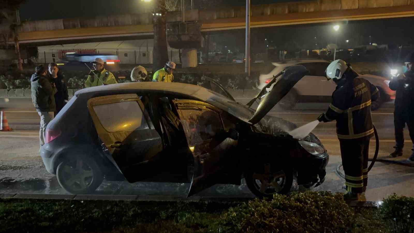 Seyir halindeki otomobil alev aldı, facia kıl payı atlatıldı