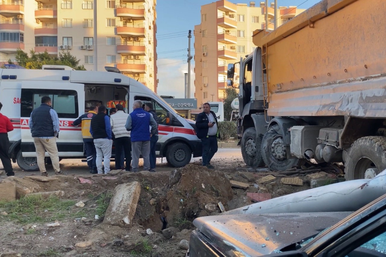 Kamyonun &ccedil;arptığı tabela otomobilin &uuml;zerine devrildi: 1 yaralı
