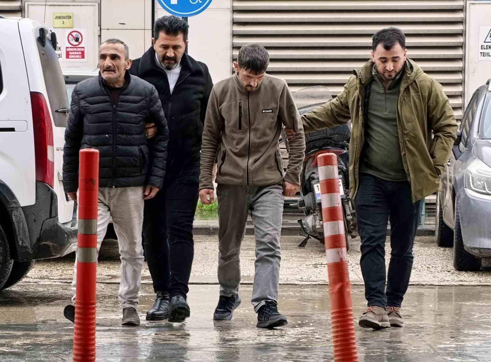 Fır&ccedil;a sapıyla dehşet : Arkadaşlarını ağır yaraladılar, 2 kişi tutuklandı
