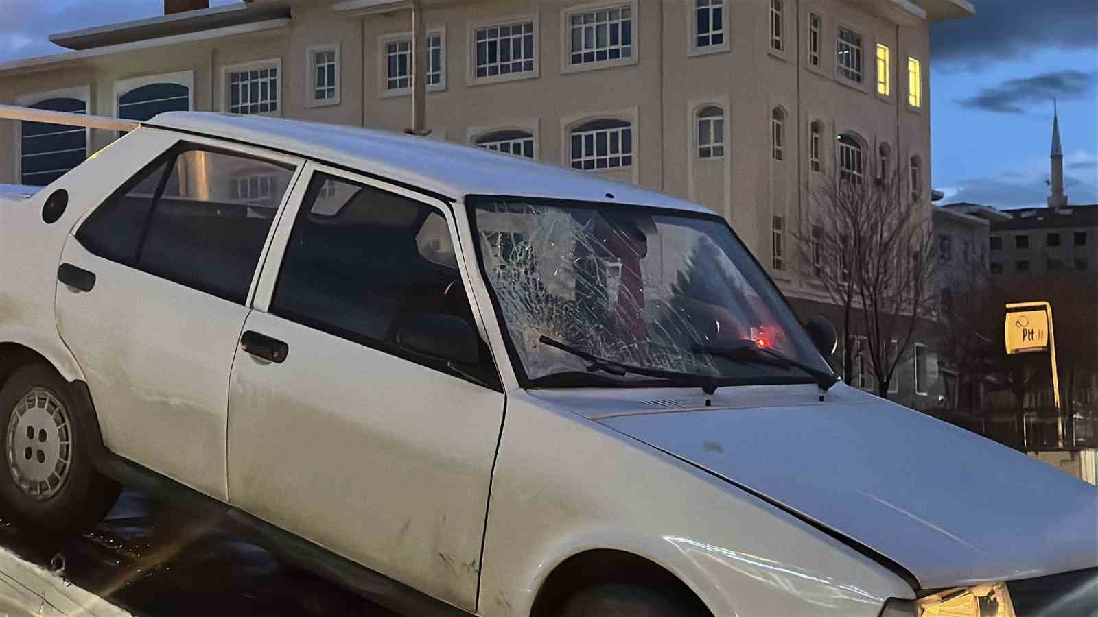 Yolun karşısına geçerken otomobilin çarptığı kadın ağır yaralandı: Kaza anı kamerda