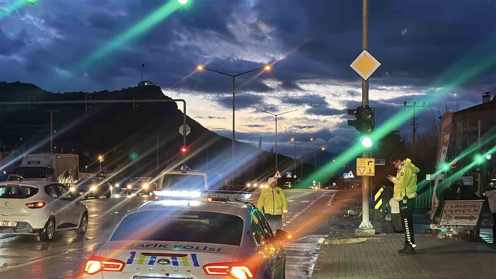 Yolun karşısına ge&ccedil;erken otomobilin &ccedil;arptığı kadın ağır yaralandı: Kaza anı kamerda
