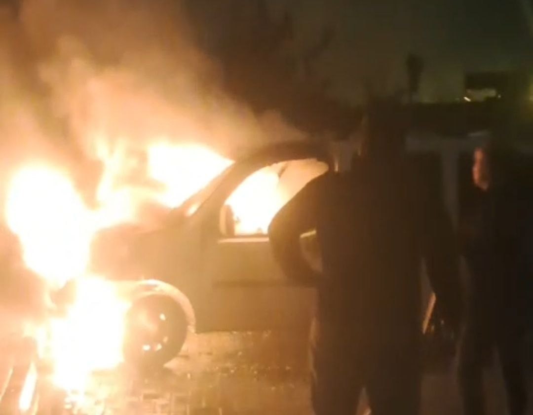 Park halindeki otomobil alev alev yandı
