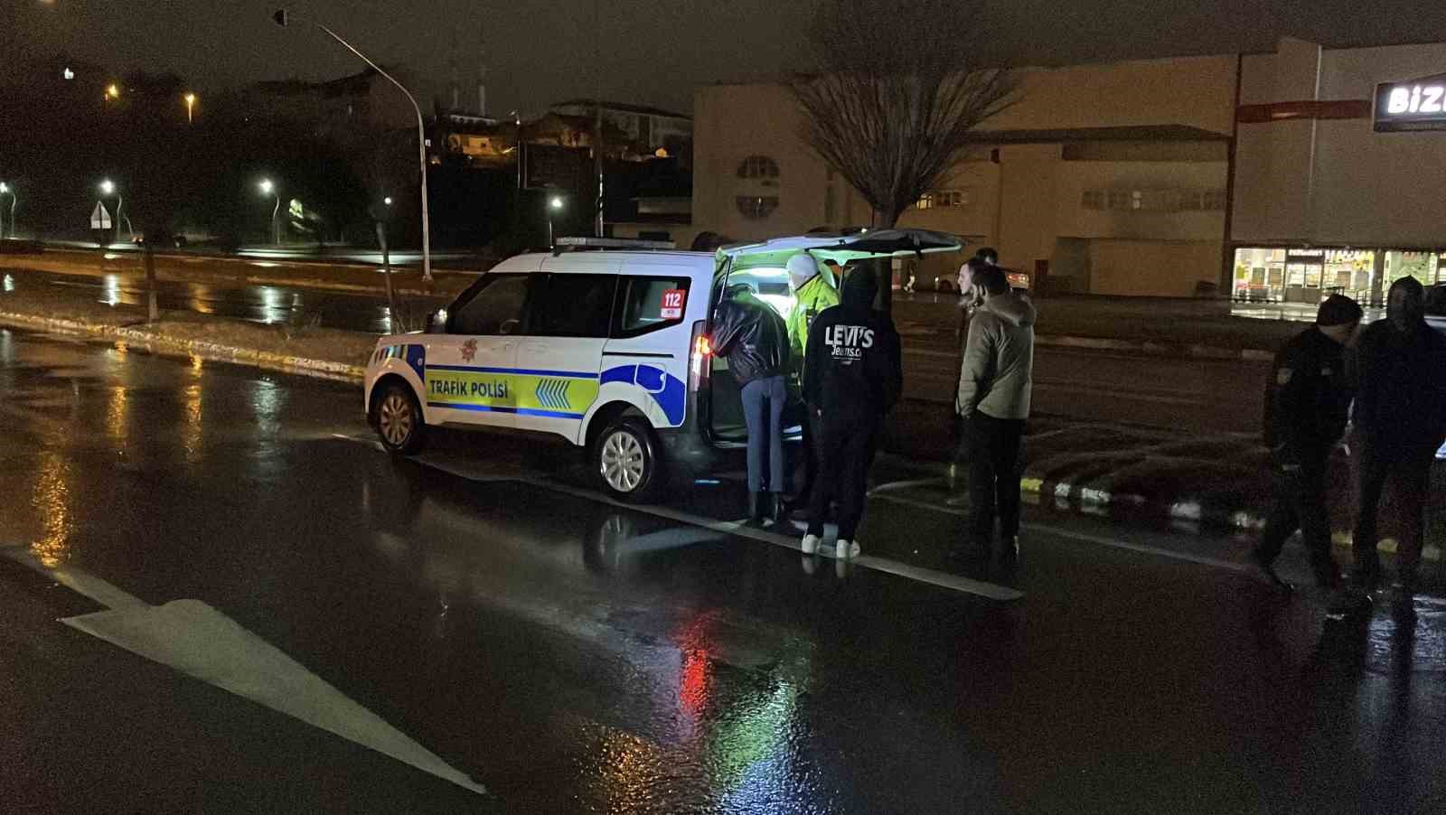 Sivas&rsquo;ta otomobilin &ccedil;arptığı yaya ağır yaralandı
