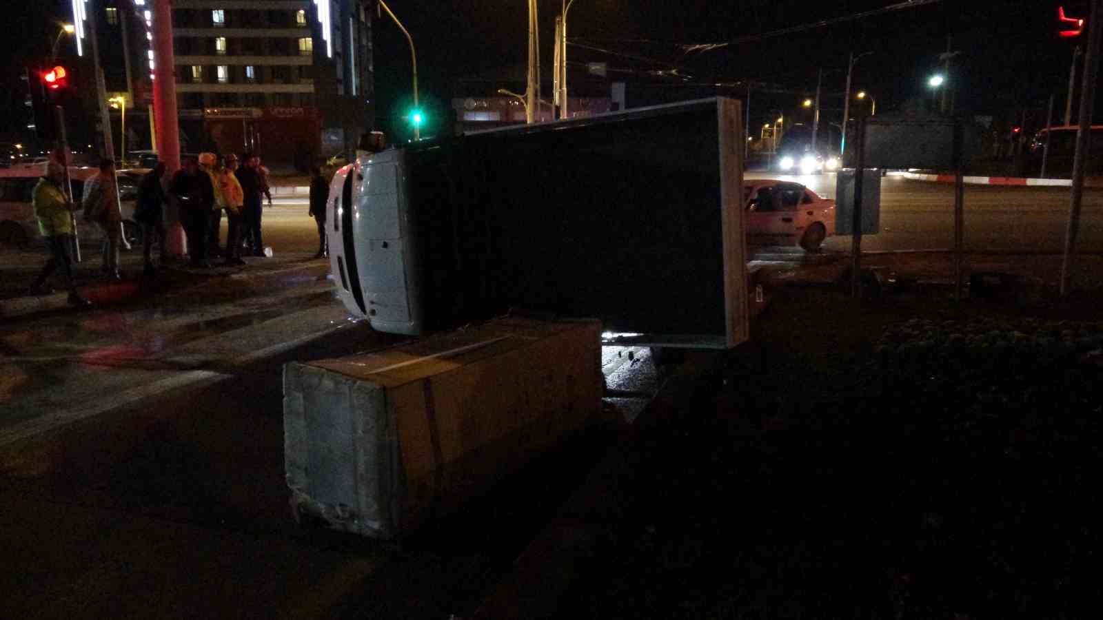 Otomobil ile &ccedil;arpışan kamyonet devrildi: 1 yaralı
