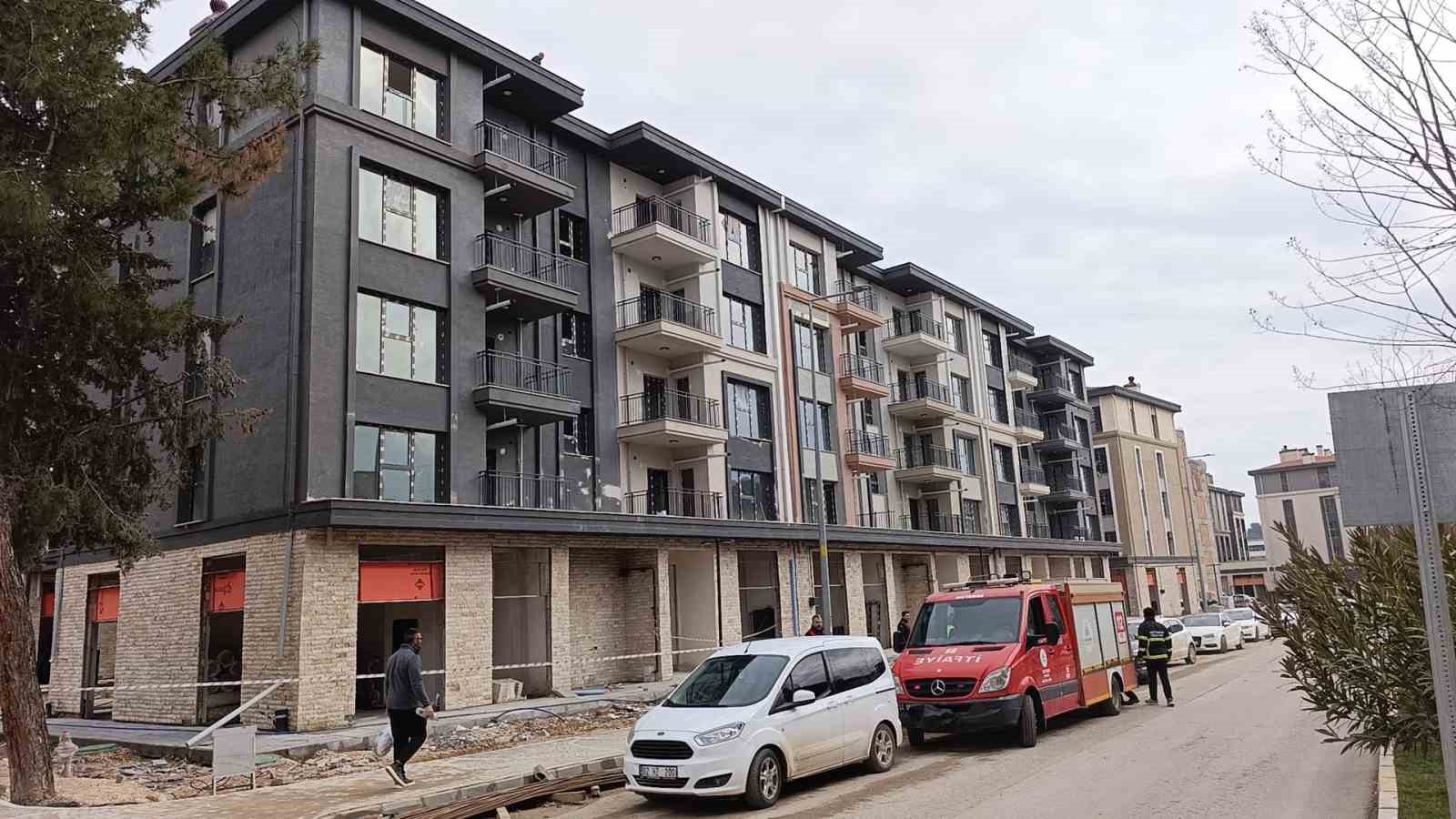 Paralarını alamadıklarını iddia eden 2 iş&ccedil;i binanın &ccedil;atısına &ccedil;ıktı
