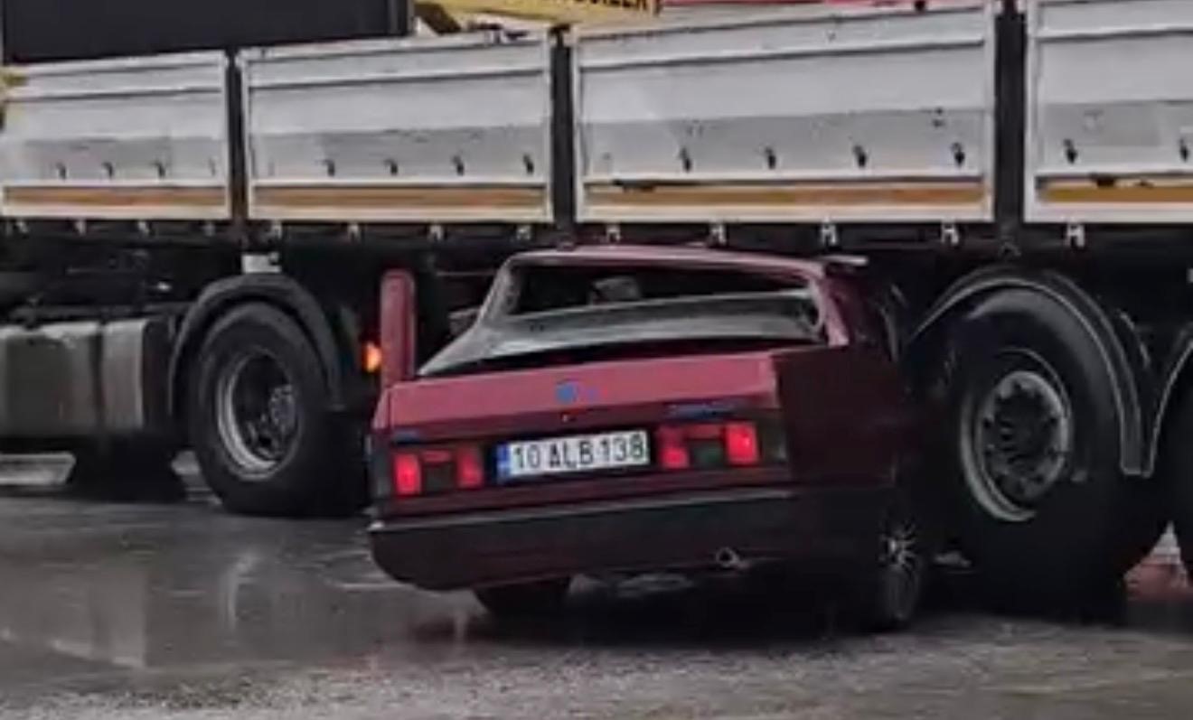 Turgutlu&rsquo;da otomobil tırın altına ok gibi saplandı. O anlar kamerada
