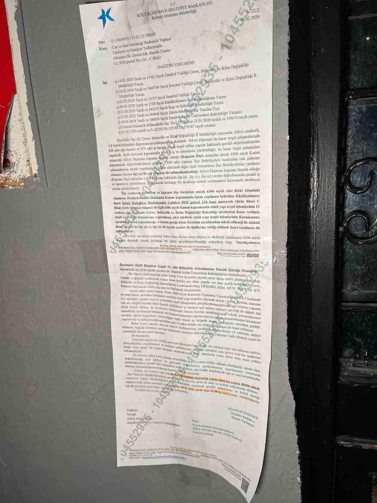 K&uuml;&ccedil;&uuml;k&ccedil;ekmece&rsquo;de sitedeki 10 katlı riskli bina, m&uuml;h&uuml;rlenerek tahliye edildi
