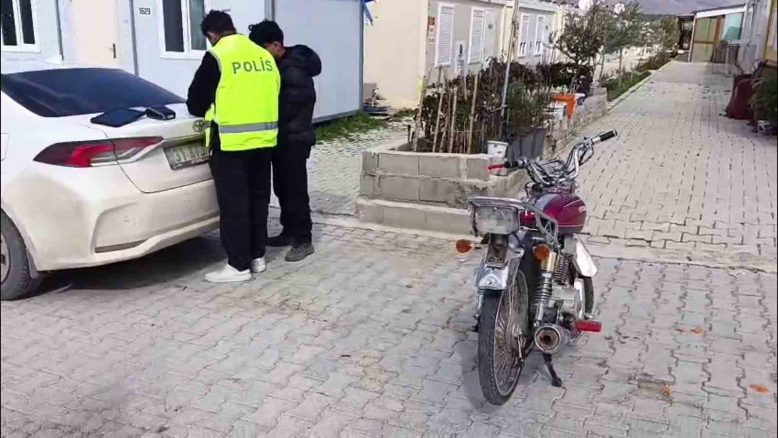 Ehliyetsiz motosikletlinin sosyal medya şovu 77 bin TL’ye patladı