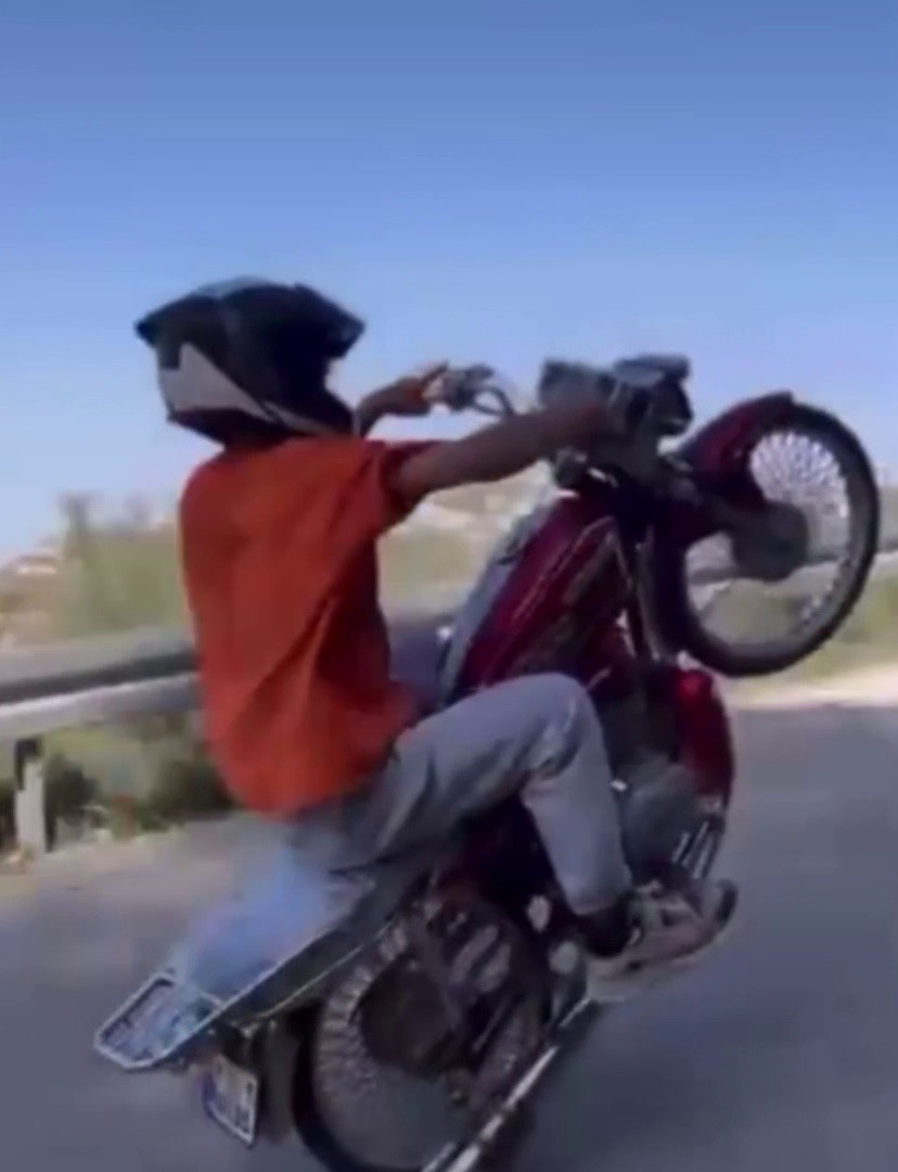 Ehliyetsiz motosikletlinin sosyal medya şovu 77 bin TL&rsquo;ye patladı
