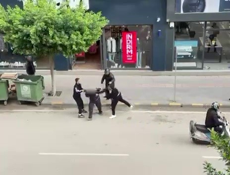 &lsquo;Telefonumun ekranına baktın&rsquo; kavgasında sokak boks ringine d&ouml;nd&uuml;
