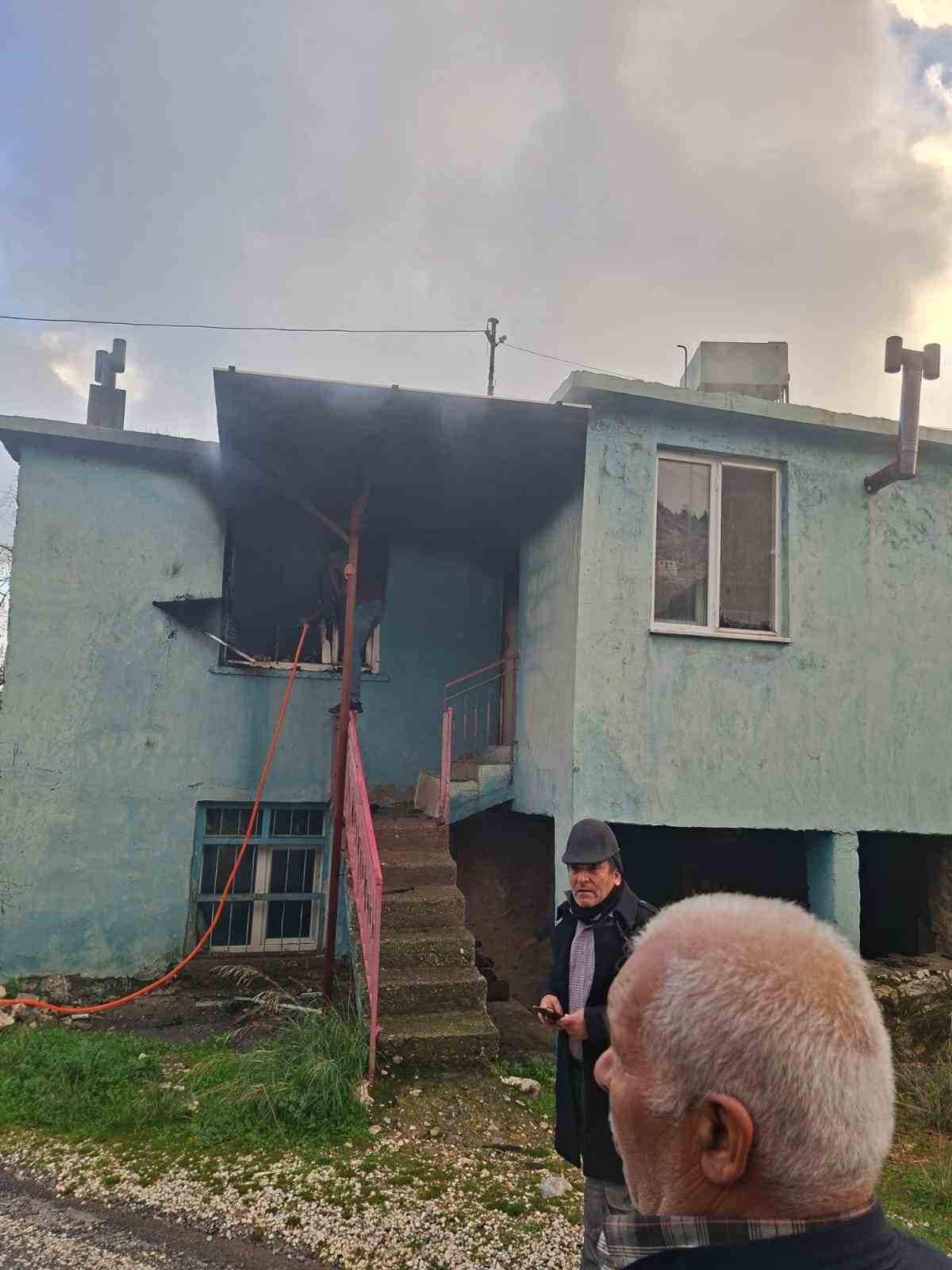 Yangına uykuda yakalanan yaşlı kadın hastaneye kaldırıldı
