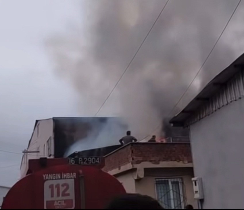 Bursa&rsquo;da &ccedil;atı yangını paniği
