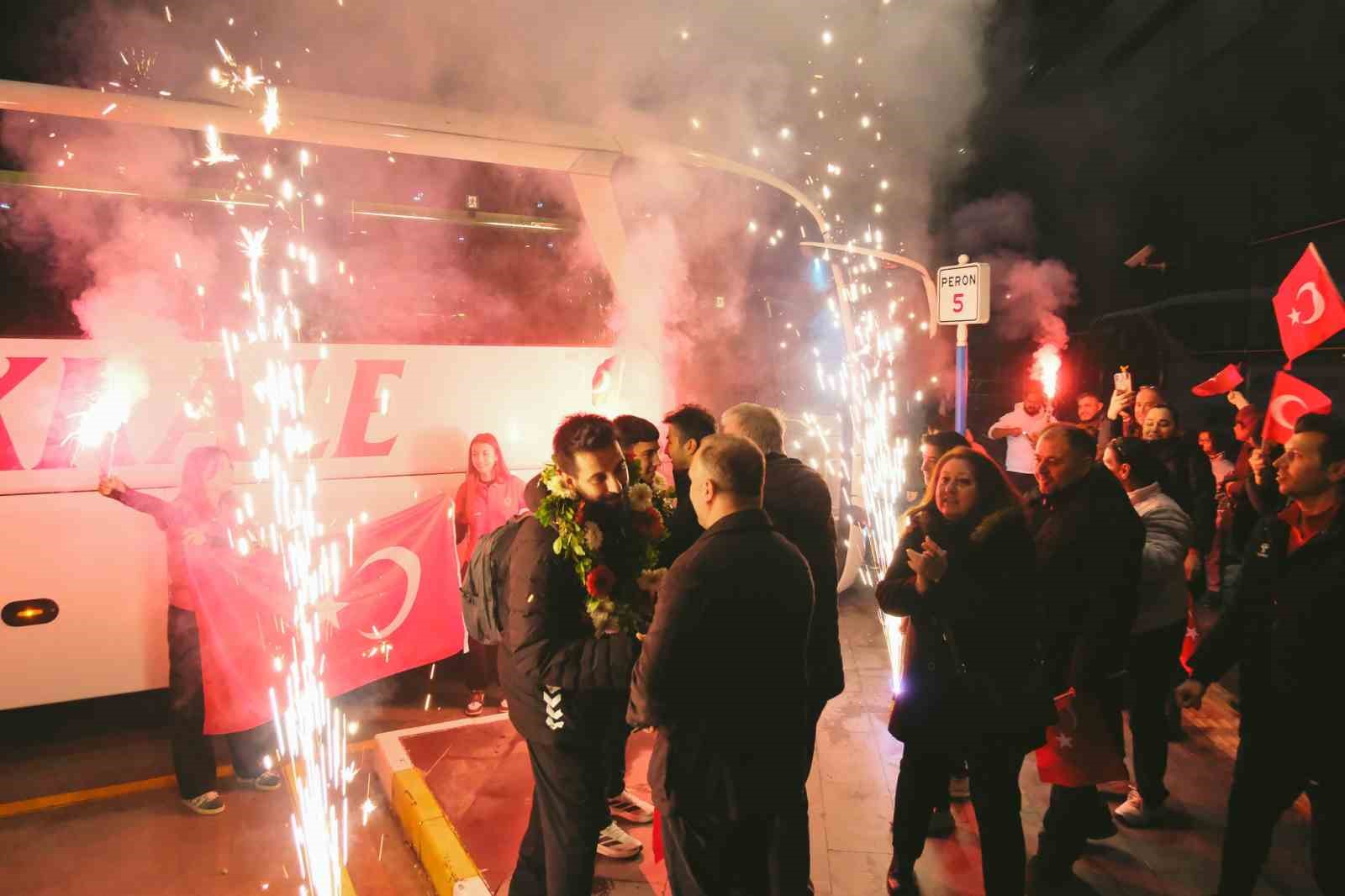 &Ccedil;ifte madalya kazandı, memleketinde coşkuyla karşılandı
