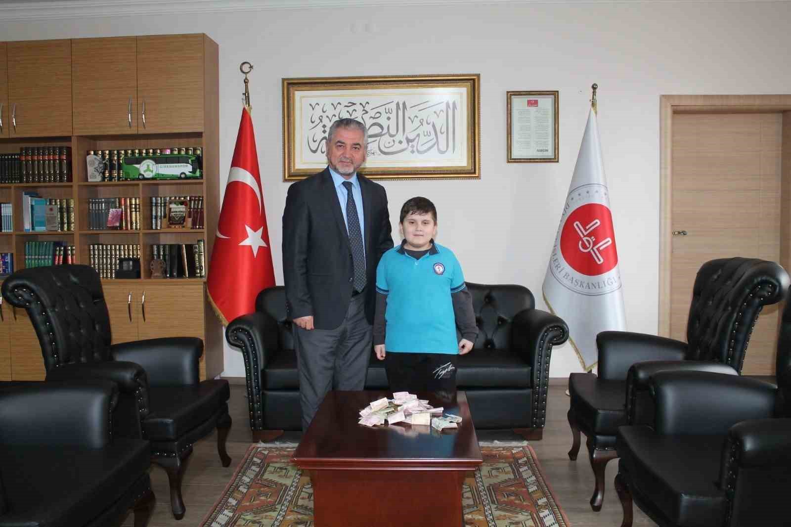 Minik Alparslan kumbarasını Kur&rsquo;an Kursu i&ccedil;in a&ccedil;tı
