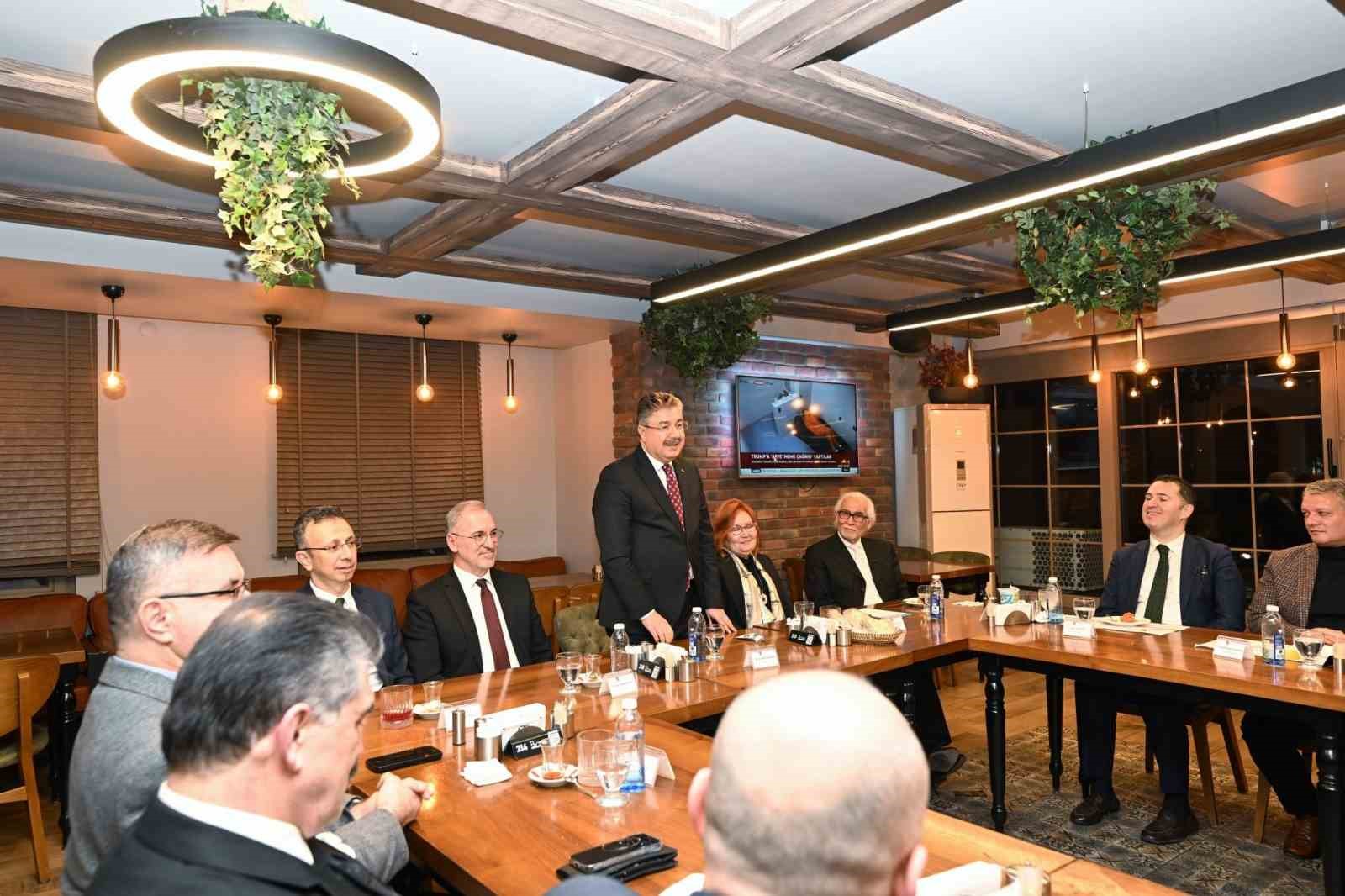 Emekliliğe ayrılacak Eskişehir Valiliği Yazı İşleri M&uuml;d&uuml;r&uuml; i&ccedil;in veda yemeği
