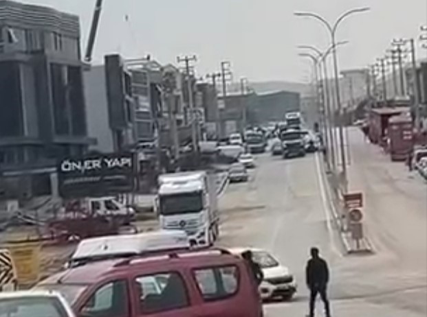 Polis kovalamacasında film gibi anlar: Şüpheli araç kamyon şoförünün hamlesiyle durduruldu