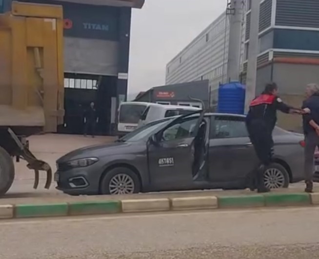 Polis kovalamacasında film gibi anlar: Ş&uuml;pheli ara&ccedil; kamyon şof&ouml;r&uuml;n&uuml;n hamlesiyle durduruldu
