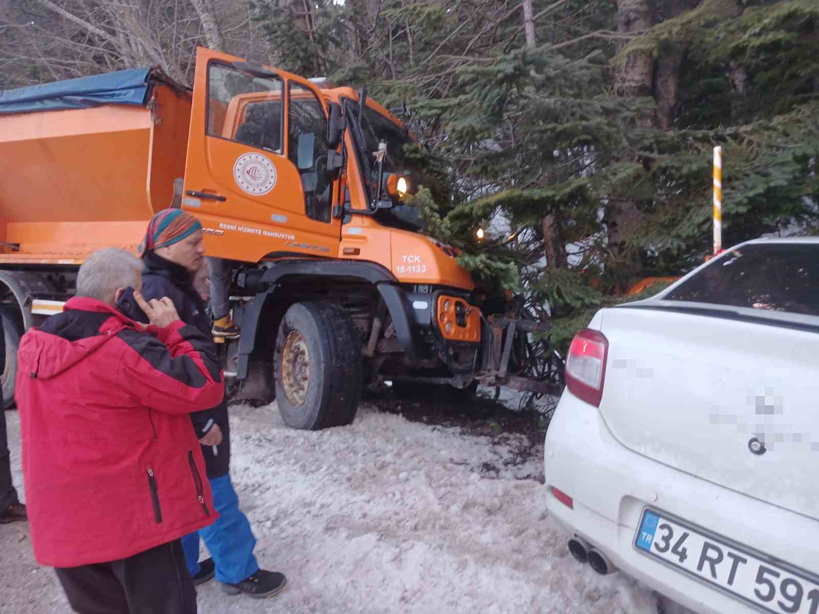 Uludağ yolunda kar küreme aracı otomobille çarpıştı: 2 yaralı