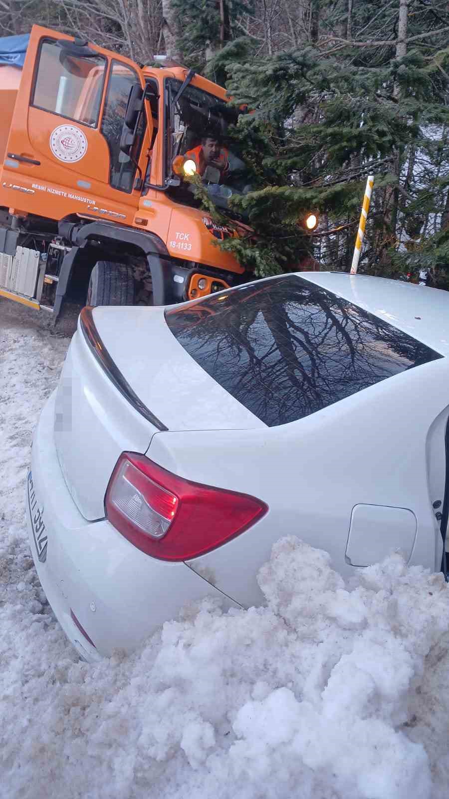 Uludağ yolunda kar k&uuml;reme aracı otomobille &ccedil;arpıştı: 2 yaralı
