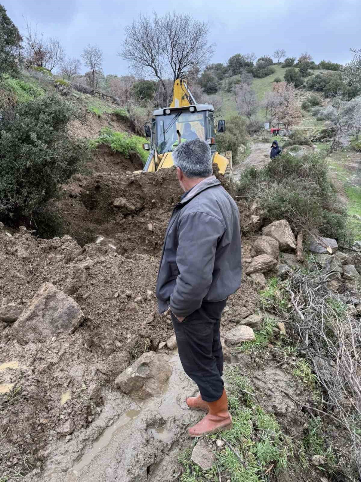 Ekipler sahaya indi, kapanan bah&ccedil;e yolları a&ccedil;ıldı
