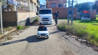 &Ccedil;ekiciyle gelen doğum g&uuml;n&uuml; s&uuml;rprizi y&uuml;zleri g&uuml;ld&uuml;rd&uuml;
