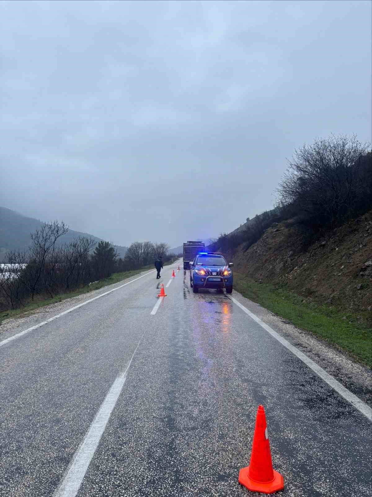 Bilecik’te arızalanan tır yolu tek şeride düşürdü