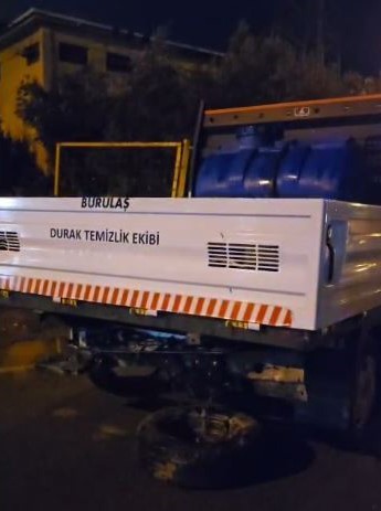 Temizlik aracına &ccedil;arpan otomobil hurdaya d&ouml;nd&uuml;
