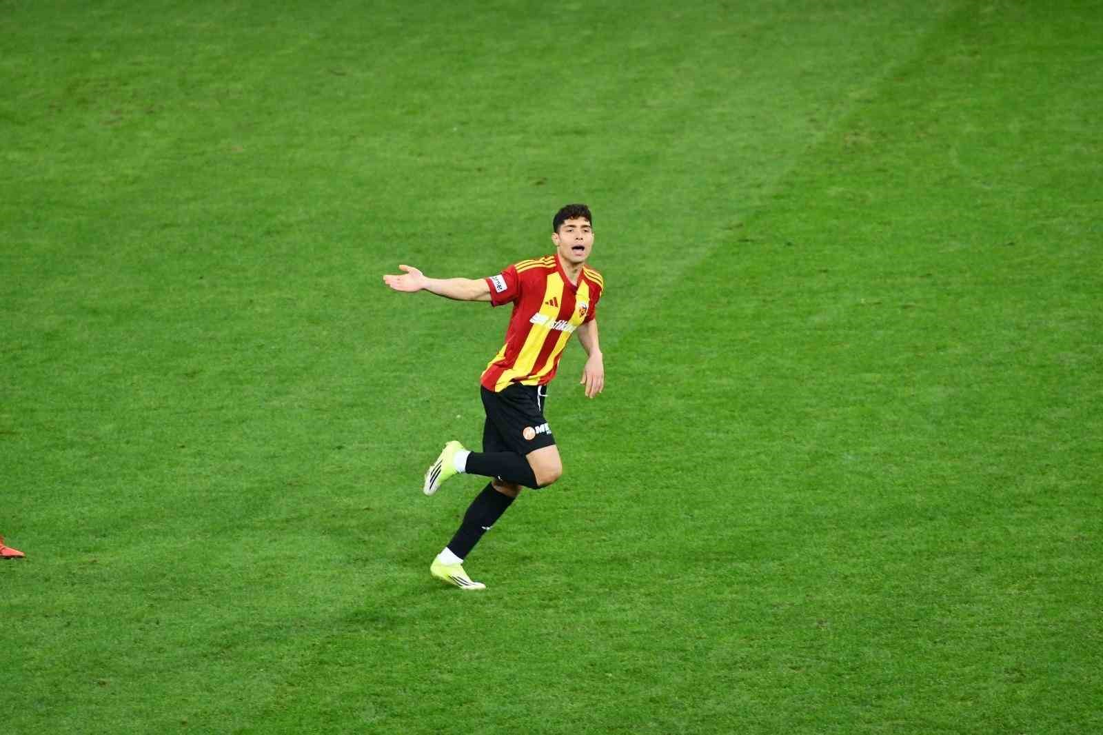 Talha Sarıaslan ilk gol&uuml;n&uuml; attı
