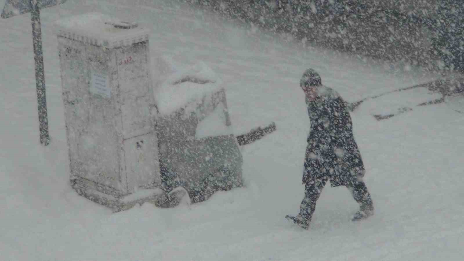 Kars’ta kar ve tipi geçit vermiyor: 52 köy yolu ulaşıma kapandı