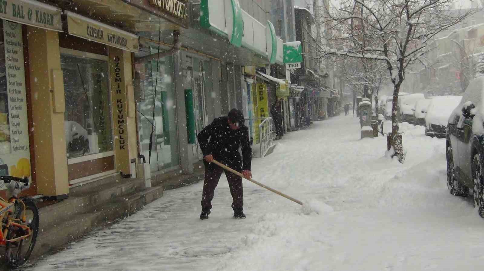 Kars&rsquo;ta kar ve tipi ge&ccedil;it vermiyor: 52 k&ouml;y yolu ulaşıma kapandı
