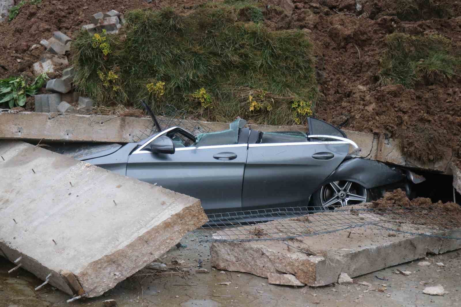 Sakarya&rsquo;da istinat duvarı &ccedil;&ouml;kt&uuml;, 3 bina boşaltıldı

