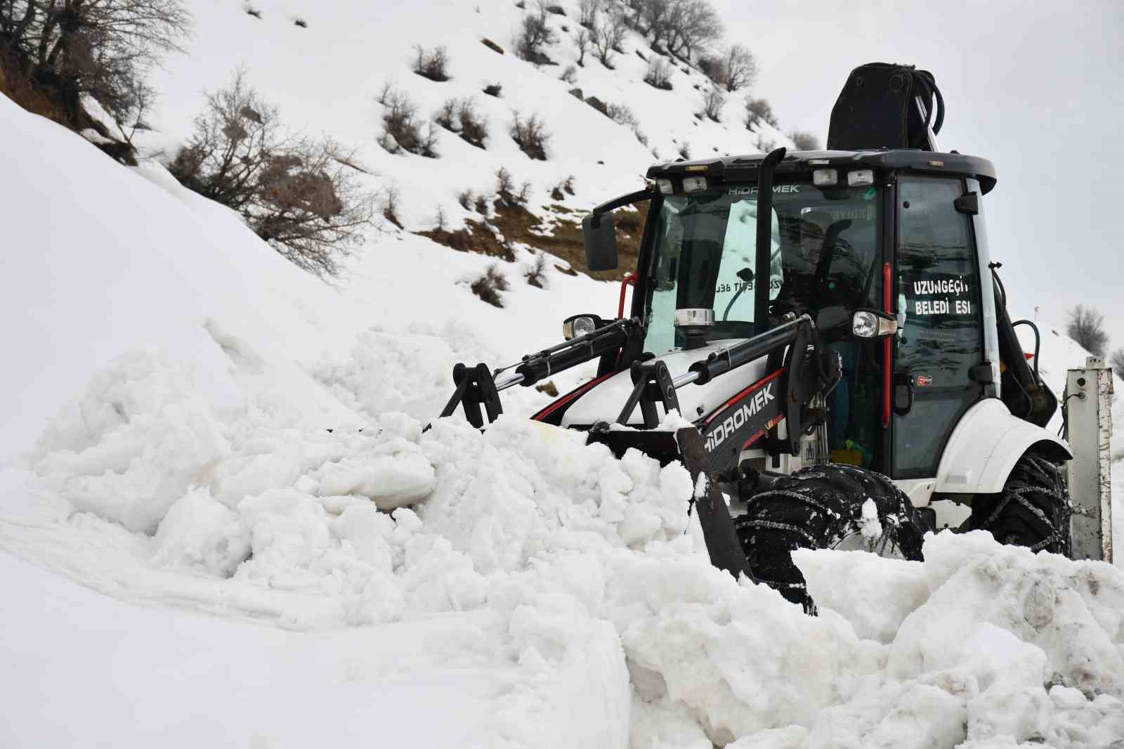 &Ccedil;ığ riski nedeniyle 5 bin n&uuml;fuslu beldenin alternatif yolu 60 g&uuml;nd&uuml;r kapalı
