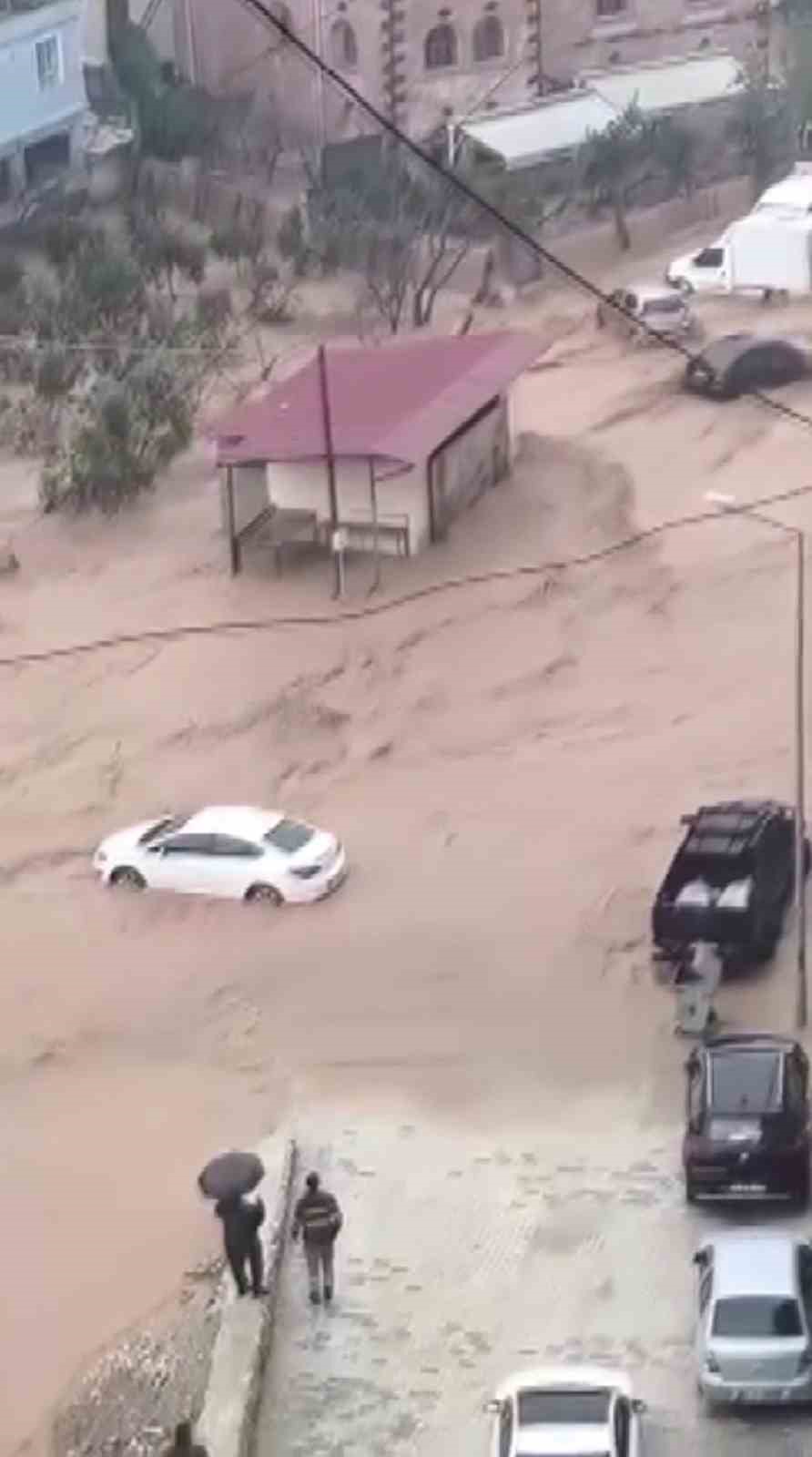 &Ccedil;ilek bah&ccedil;esi selle birlikte su altında kaldı
