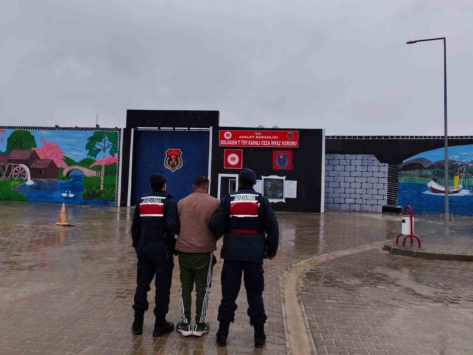 Jandarma 30 yıl hapis cezasıyla aranan şahsı yakaladı