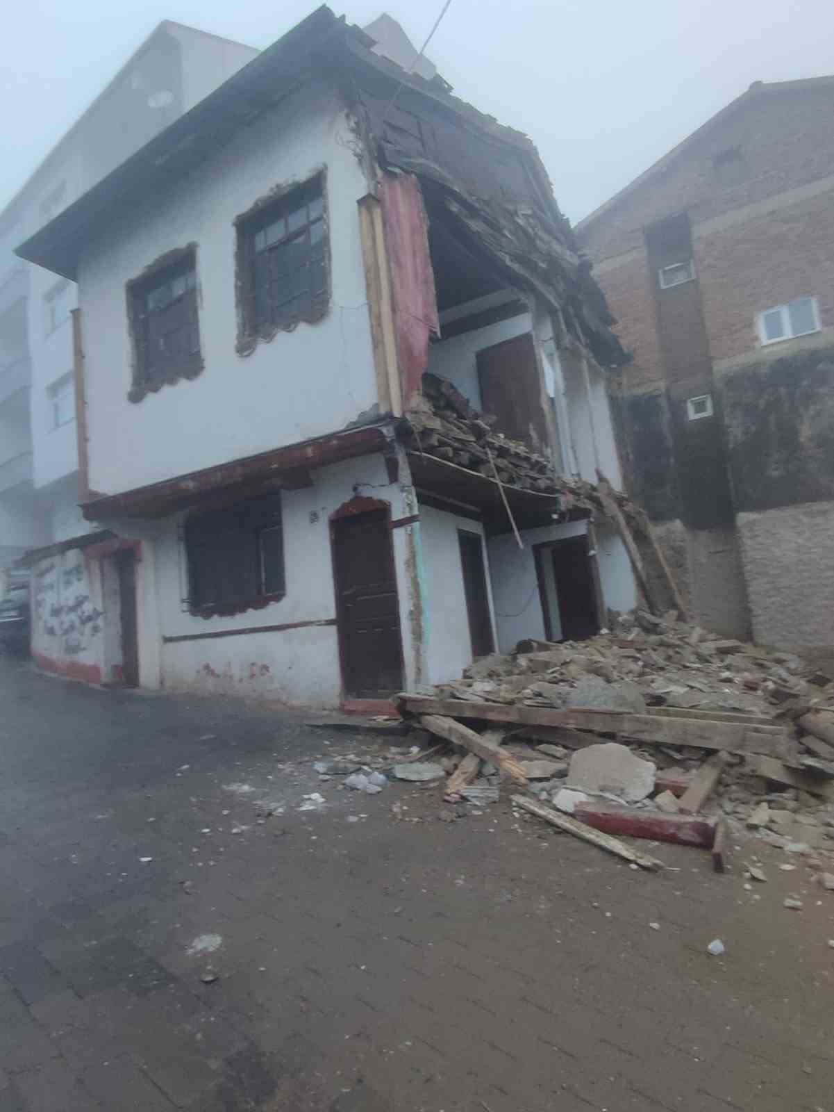 Yozgat&rsquo;ta metruk konak, yağışın etkisiyle &ccedil;&ouml;kt&uuml;
