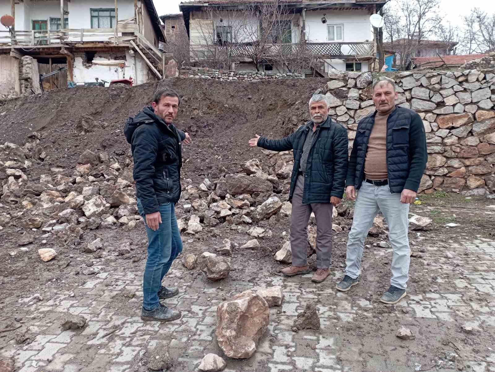 Tokat&rsquo;ta aşırı yağış mahallede hasara yol a&ccedil;tı
