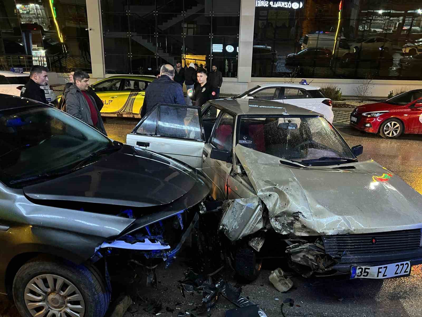 İki otomobilin çarpıştığı kazada 1 kişi yaralandı