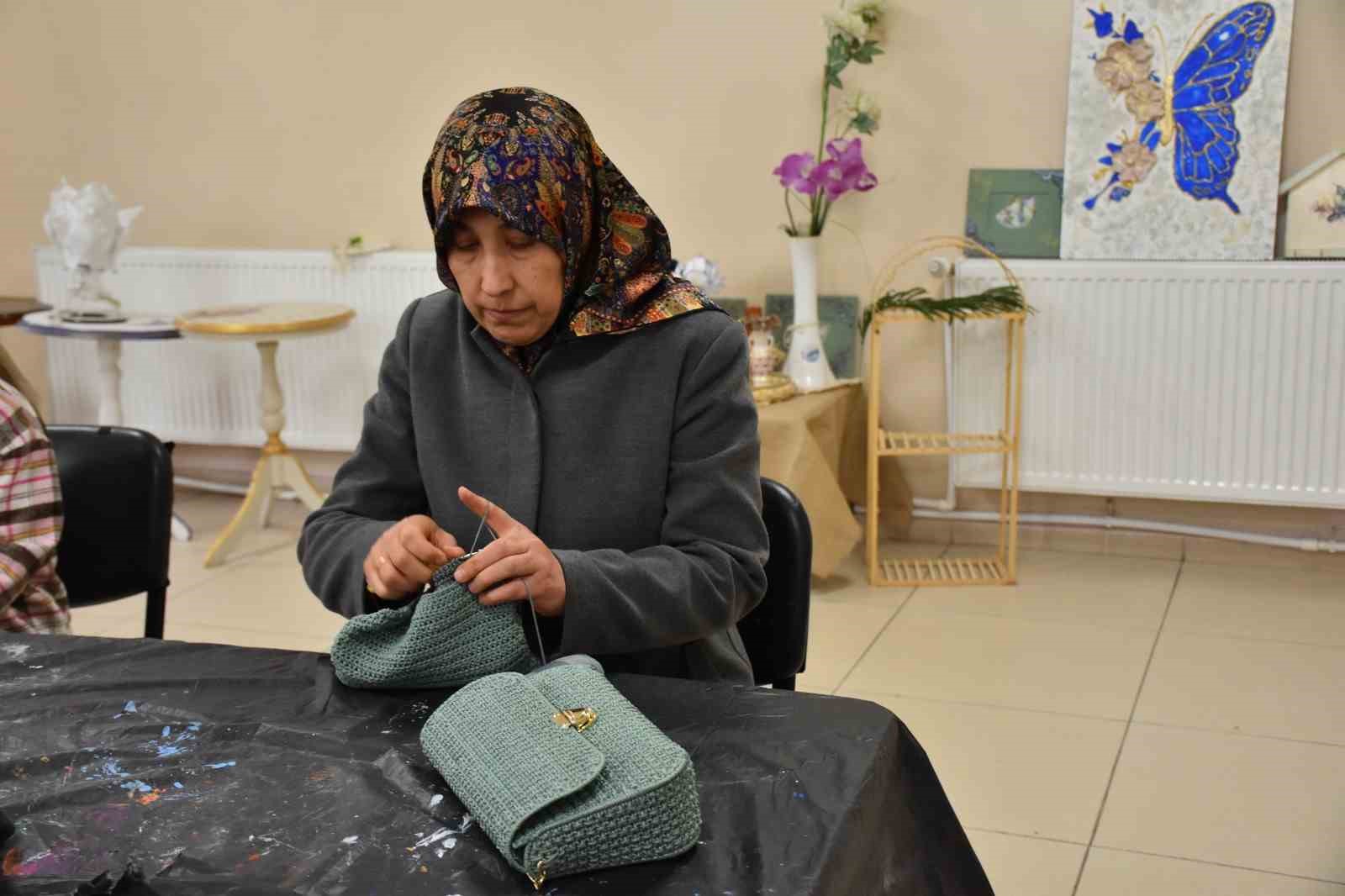 Depremzede kadın yaşadıklarını el sanatıyla unutmaya çalışıyor