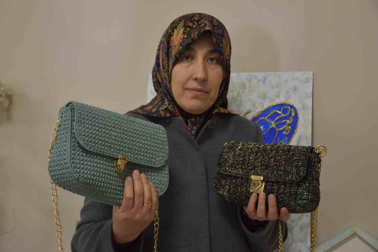 Depremzede kadın yaşadıklarını el sanatıyla unutmaya &ccedil;alışıyor
