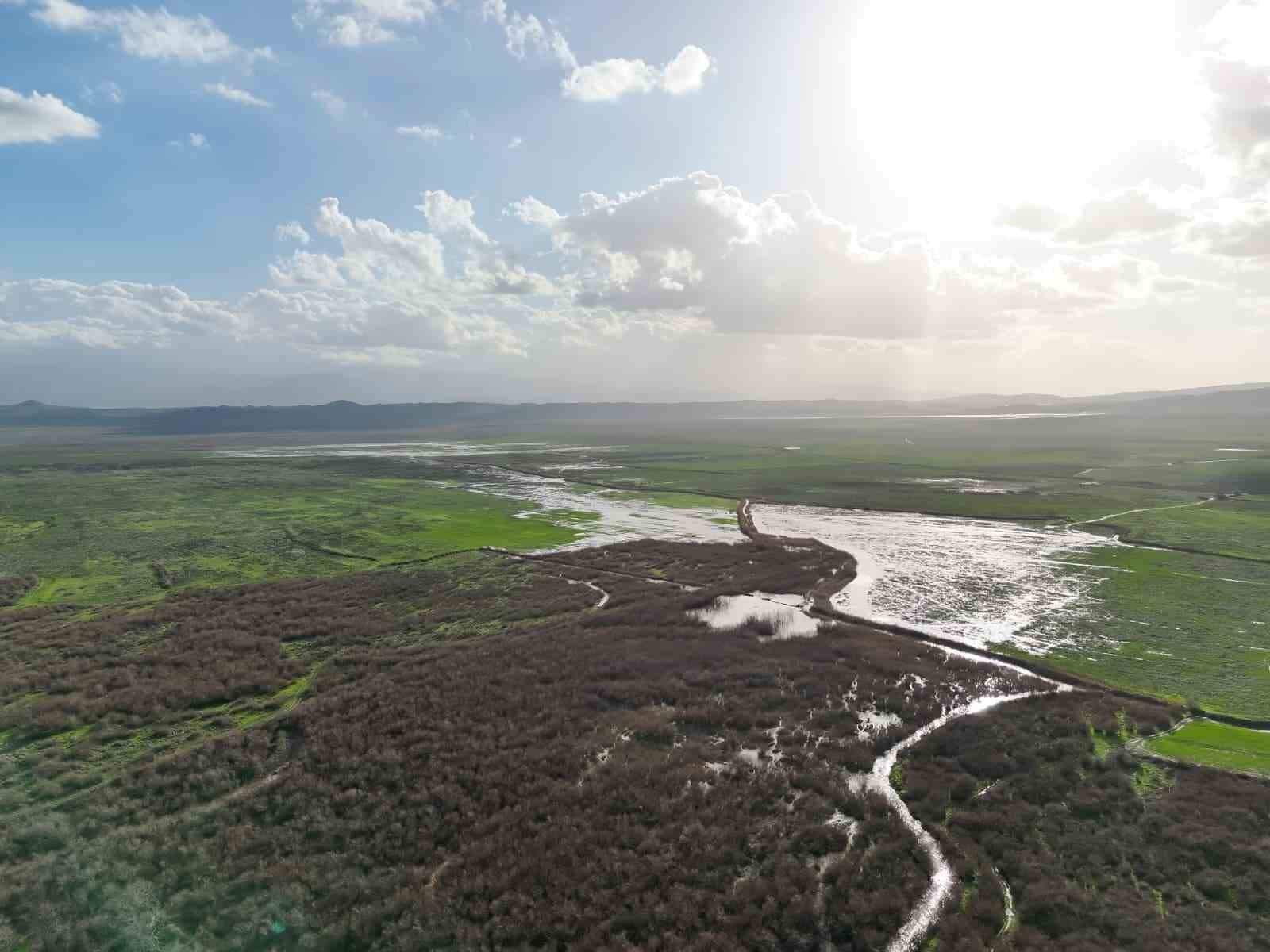 Kuruyan Marmara Gölü’ne yeniden su girişi başladı