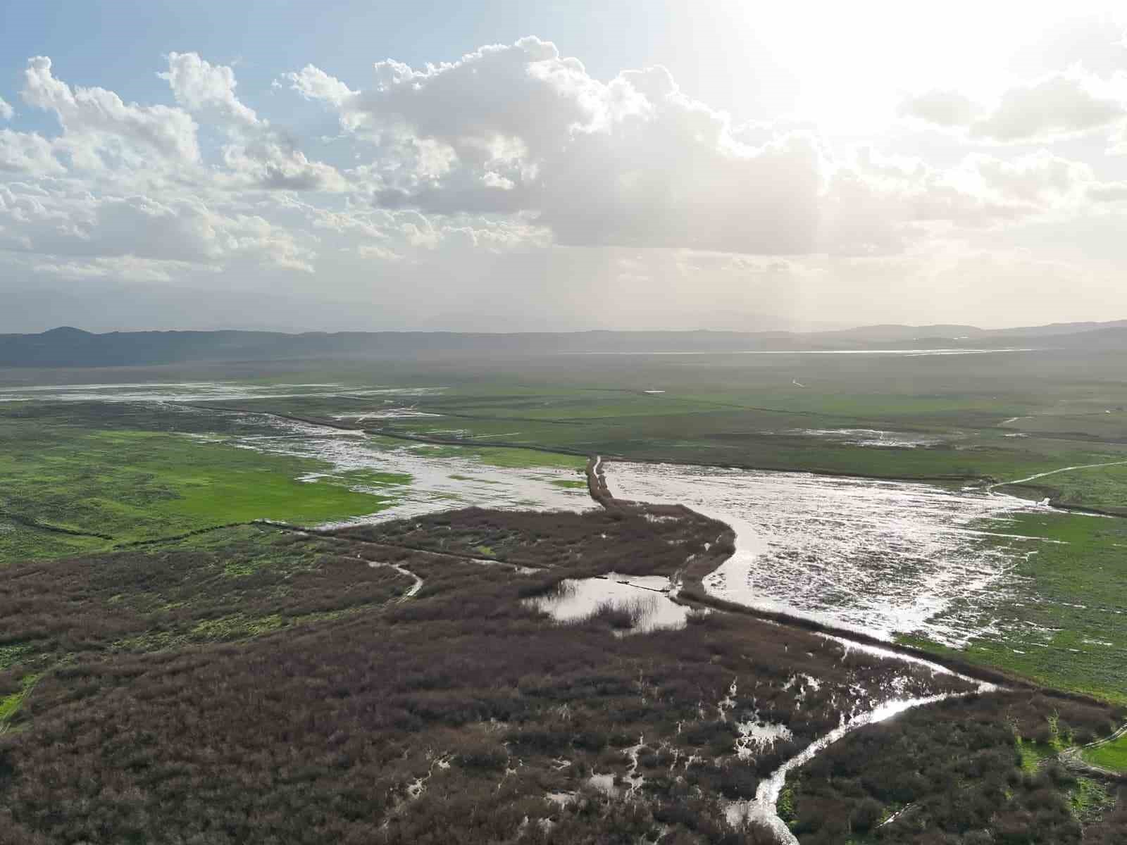 Kuruyan Marmara G&ouml;l&uuml;&rsquo;ne yeniden su girişi başladı
