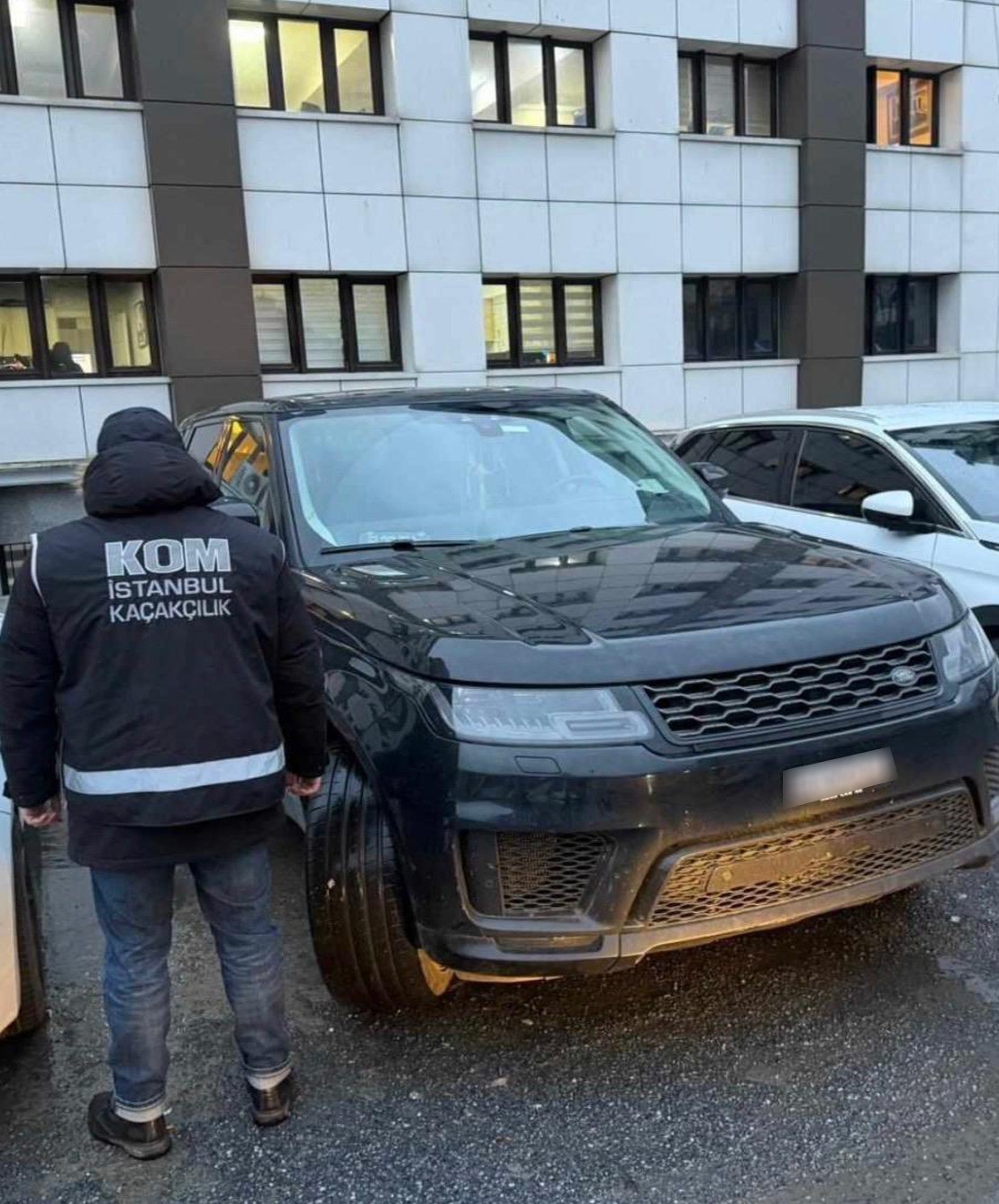Kaçakçılık polisi, 11 kaçak lüks otomobile el koydu
