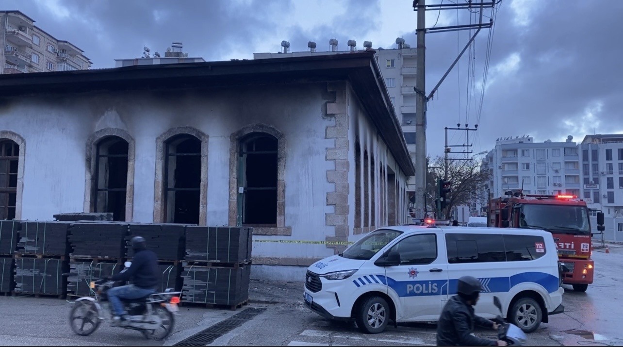 Osmaniye’de restorasyonu yapılan asırlık okulda çıkan yangın söndürüldü