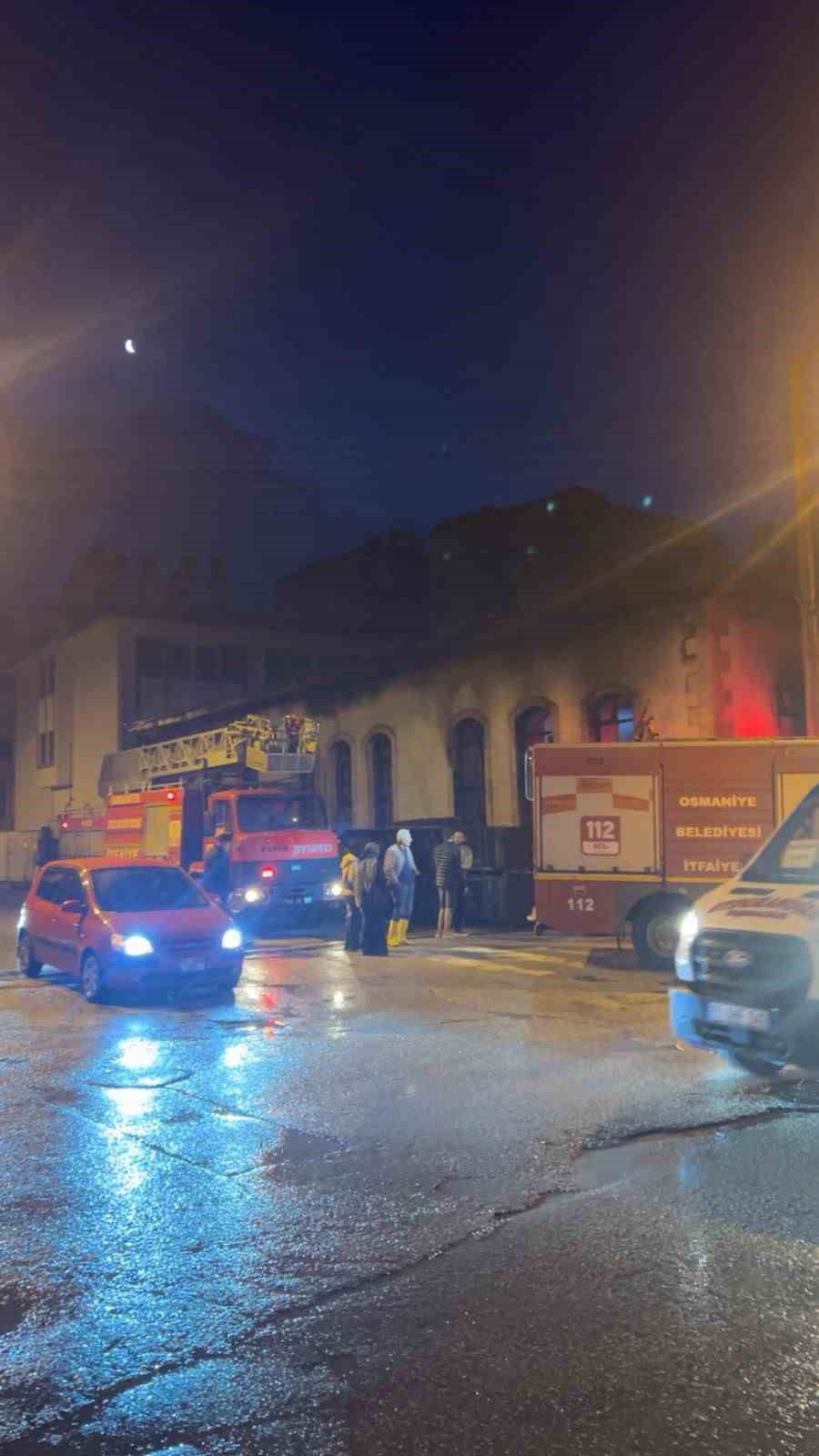 Osmaniye&rsquo;de restorasyonu yapılan asırlık okulda &ccedil;ıkan yangın s&ouml;nd&uuml;r&uuml;ld&uuml;
