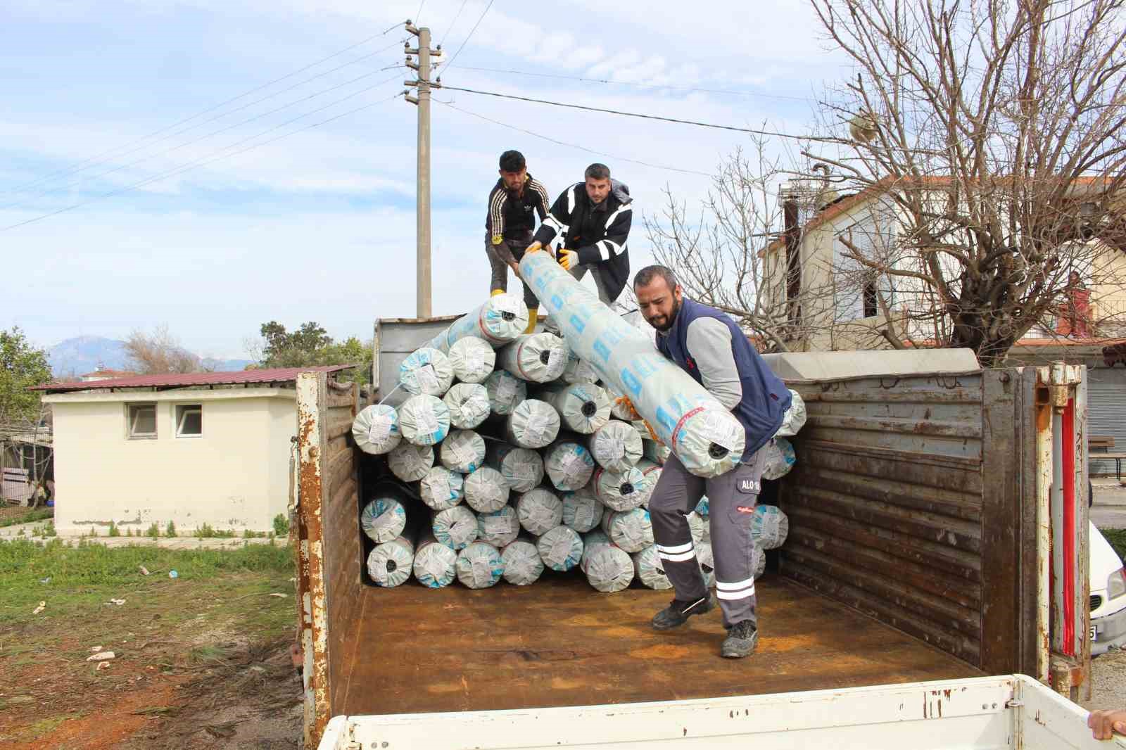 Antalya B&uuml;y&uuml;kşehir&rsquo;den hortum ve yağıştan zarar g&ouml;ren &ccedil;ift&ccedil;ilere destek
