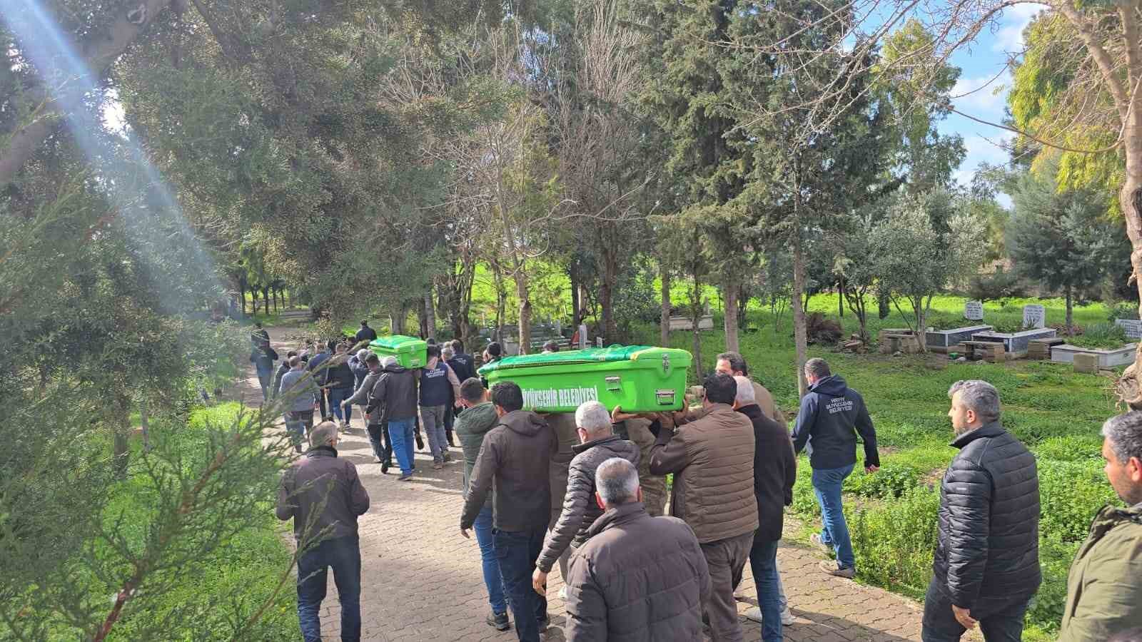 Hatay’da su dolu temelin içindeki toplarını almak isterken düşüp ölen 2 kardeş yan yana defnedildi