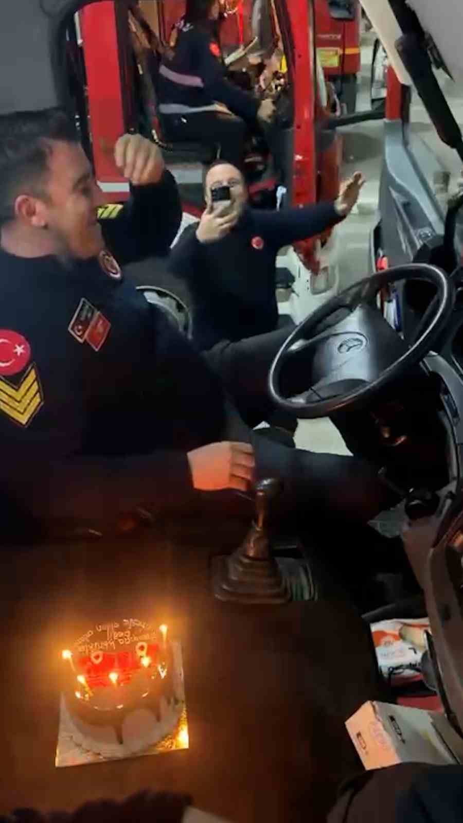 İtfaiye şof&ouml;r&uuml;ne y&uuml;rek hoplatan s&uuml;rpriz: "Anam anam benim ev"
