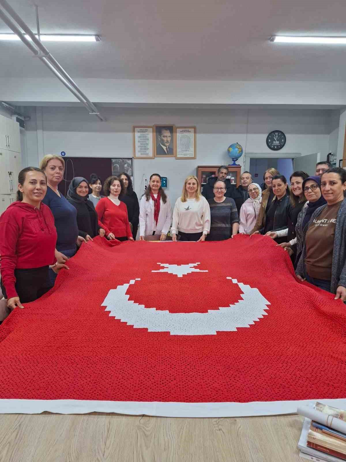 İlmek ilmek gurur: El emeği T&uuml;rk Bayrağı g&ouml;ndere &ccedil;ekildi
