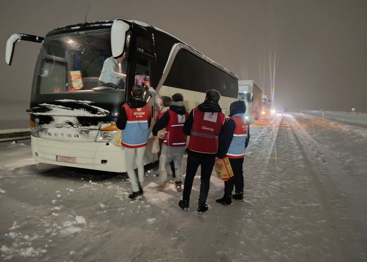 Diyadin&rsquo;de yolda kalan vatandaşlara kumanya desteği

